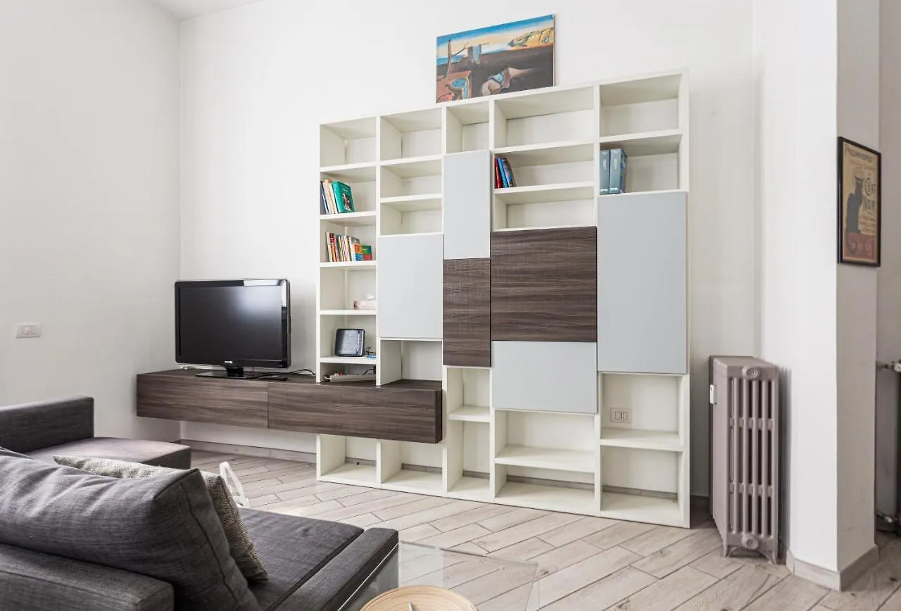 Spacious Retreat Steps From Lambrate Metro- Via Pacini ميلان